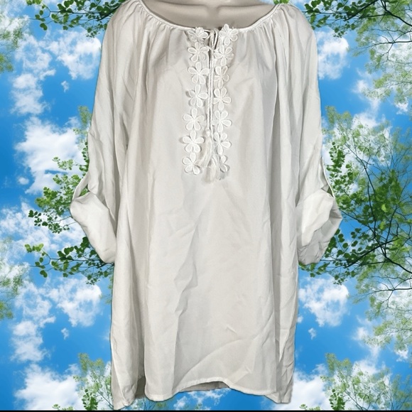 NWT WHITE LIGHTWEIGHT BLOUSE W FLORAL APPLIQUÉ &TASSEL TIESFITS CLOSER TO 3X - Picture 11 of 13
